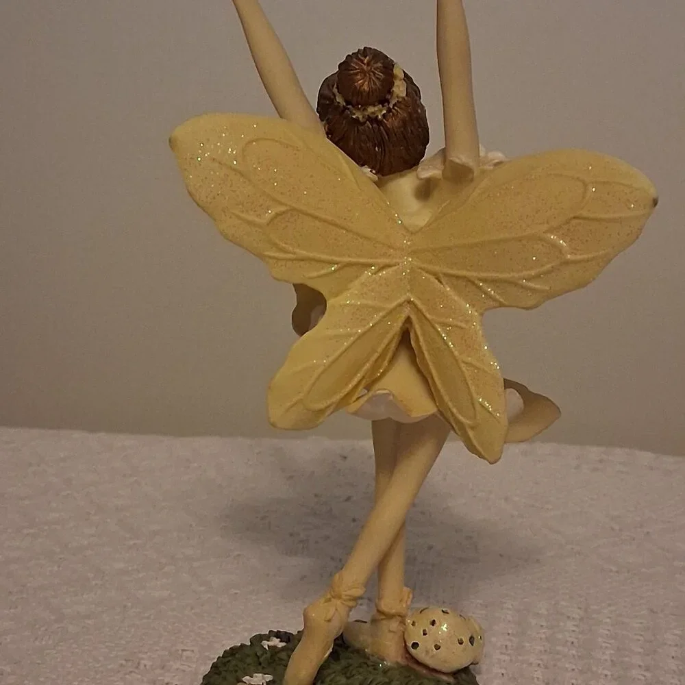 🧚‍♀️ Dezine Fairy Collection #5859 – Honey Ballet Figurine